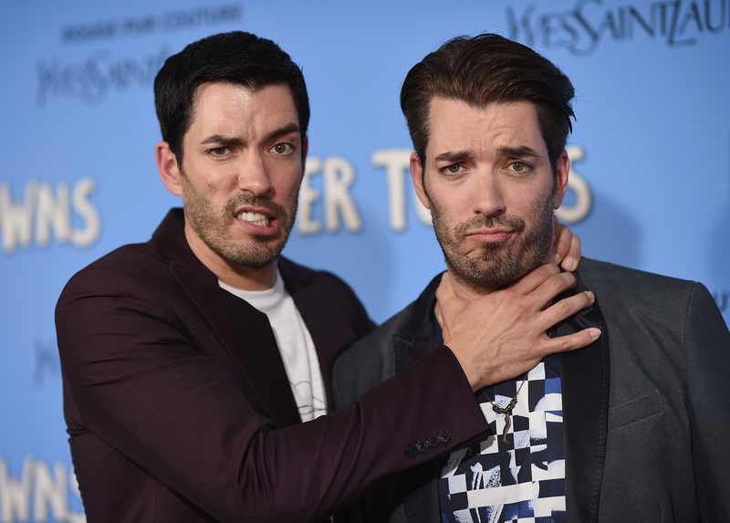 Illustration for article titled Photos of the Property Brothers Posing